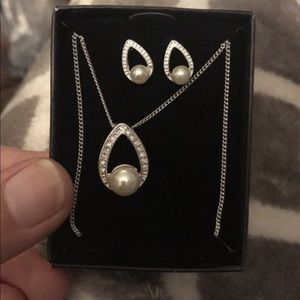 Pearl necklace and earring set